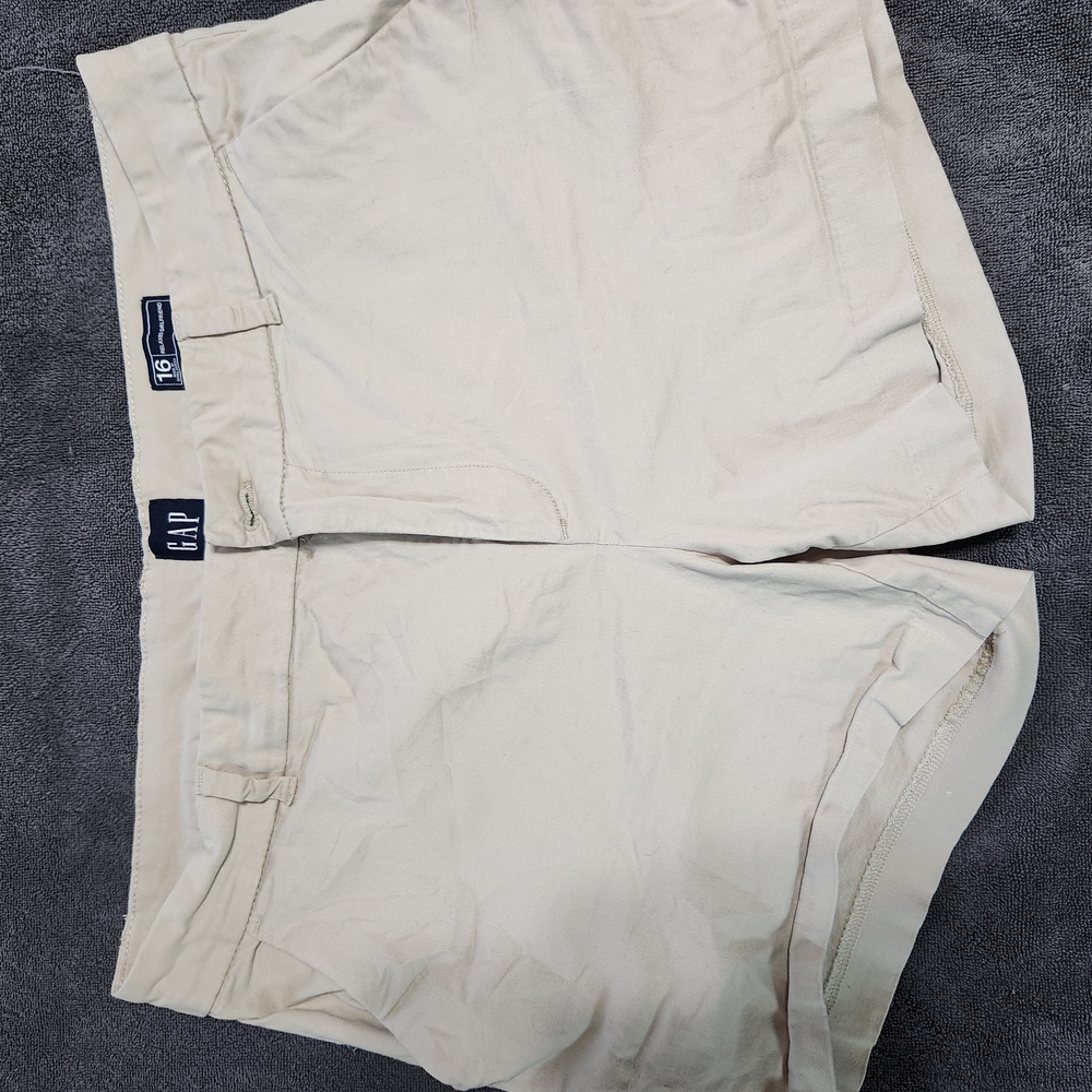 GAP Cream Cargo Shorts with Tailored Fit - Picture 3 of 7